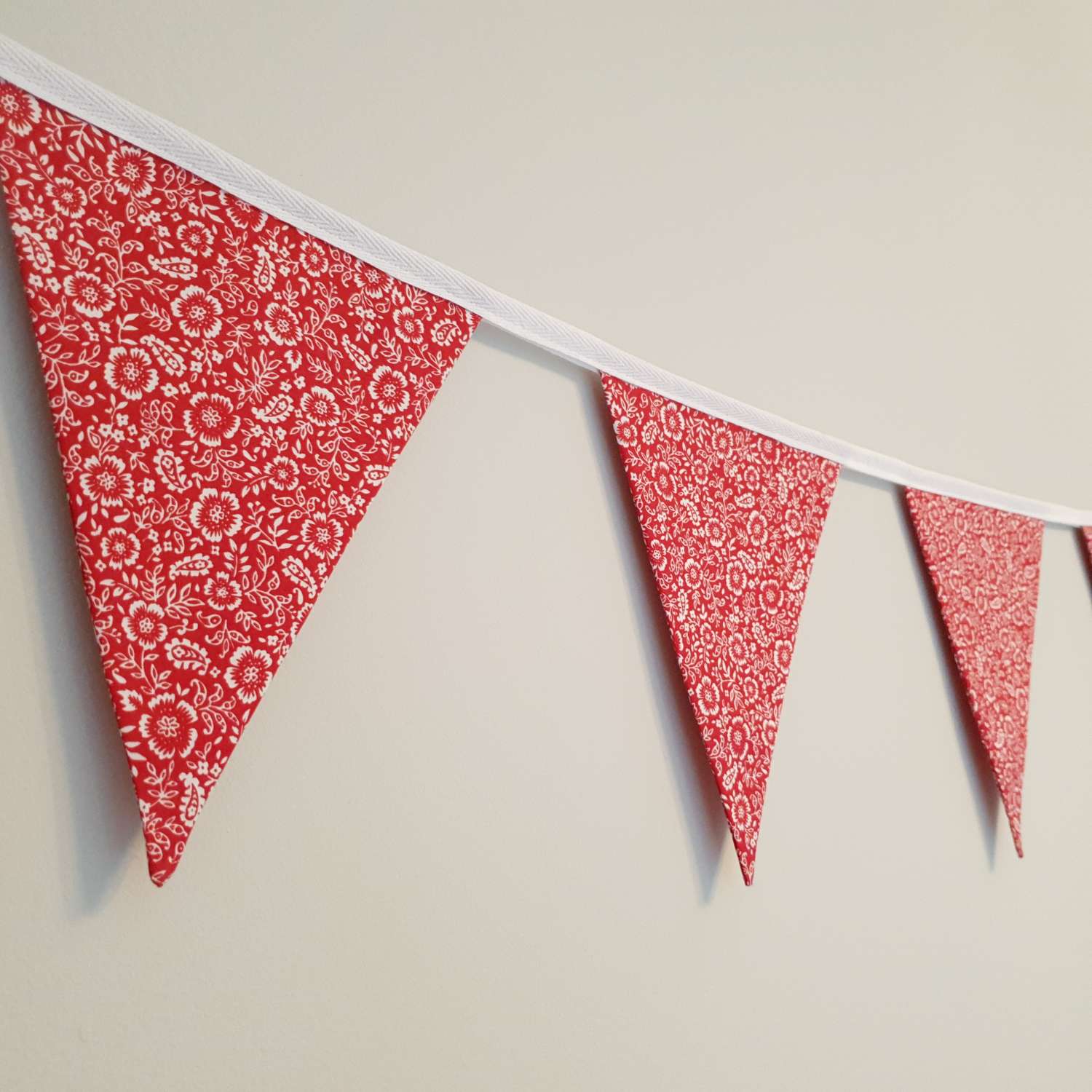 Red & White Floral Bunting, 100% cotton, Floral Bunting, Red Bunting, Garland, Fabric Bunting, 10 double sided flags 2.5m Red & White Floral Bunting, 100% cotton, Floral Bunting, Red Bunting, Garland, Fabric Bunting, 10 double sided flags 2.5m