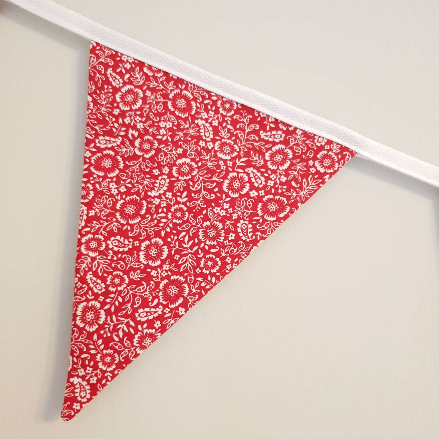 Red & White Floral Bunting, 100% cotton, Floral Bunting, Red Bunting, Garland, Fabric Bunting, 10 double sided flags 2.5m Red & White Floral Bunting, 100% cotton, Floral Bunting, Red Bunting, Garland, Fabric Bunting, 10 double sided flags 2.5m