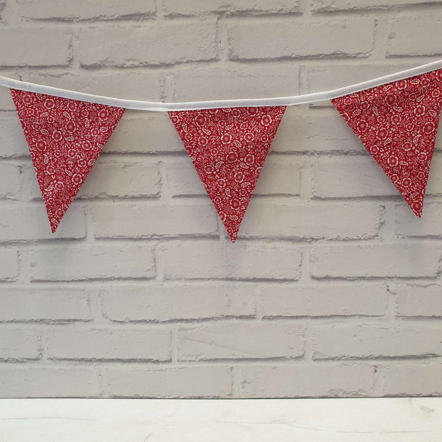 Red & White Floral Bunting, 100% cotton, Floral Bunting, Red Bunting, Garland, Fabric Bunting, 10 double sided flags 2.5m Red & White Floral Bunting, 100% cotton, Floral Bunting, Red Bunting, Garland, Fabric Bunting, 10 double sided flags 2.5m