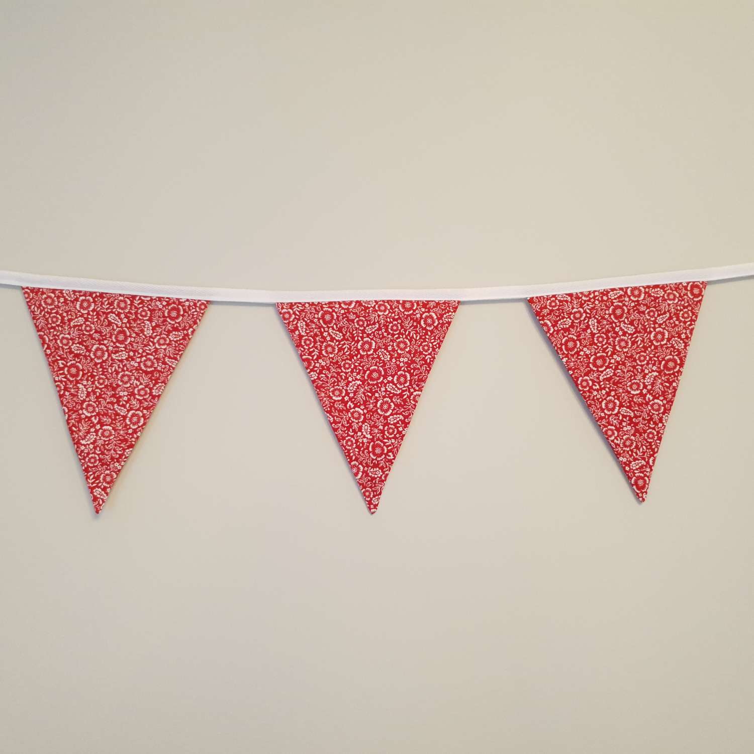 Red & White Floral Bunting, 100% cotton, Floral Bunting, Red Bunting, Garland, Fabric Bunting, 10 double sided flags 2.5m Red & White Floral Bunting, 100% cotton, Floral Bunting, Red Bunting, Garland, Fabric Bunting, 10 double sided flags 2.5m
