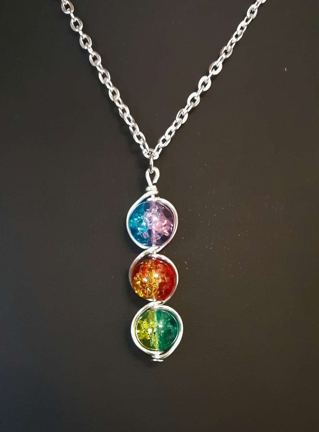 Multi tone glass bead pendant necklace Multi tone glass bead pendant necklace