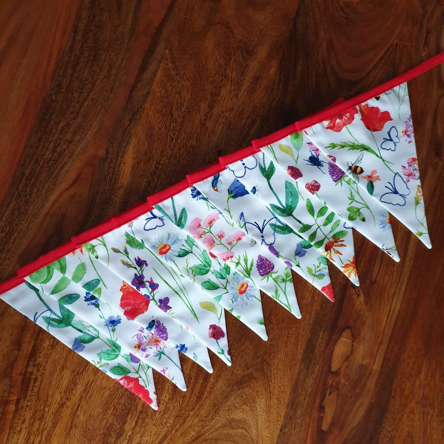 White Floral Bunting 100% cotton, Wild Flower & Insects Bunting, Floral Garland, Garden Bunting, Bee Bunting, Fabric Bunting, 10 double sided flags 2.5m White Floral Bunting 100% cotton, Wild Flower & Insects Bunting, Floral Garland, Garden Bunting, Bee Bunting, Fabric Bunting, 10 double sided flags 2.5m