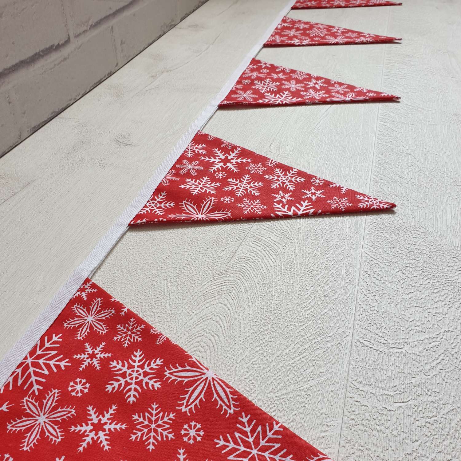 WOBBOX Christmas Welcome Banner – Red & White Bunting For Holiday Decor, Party Decoration, Reusable Festive Banner