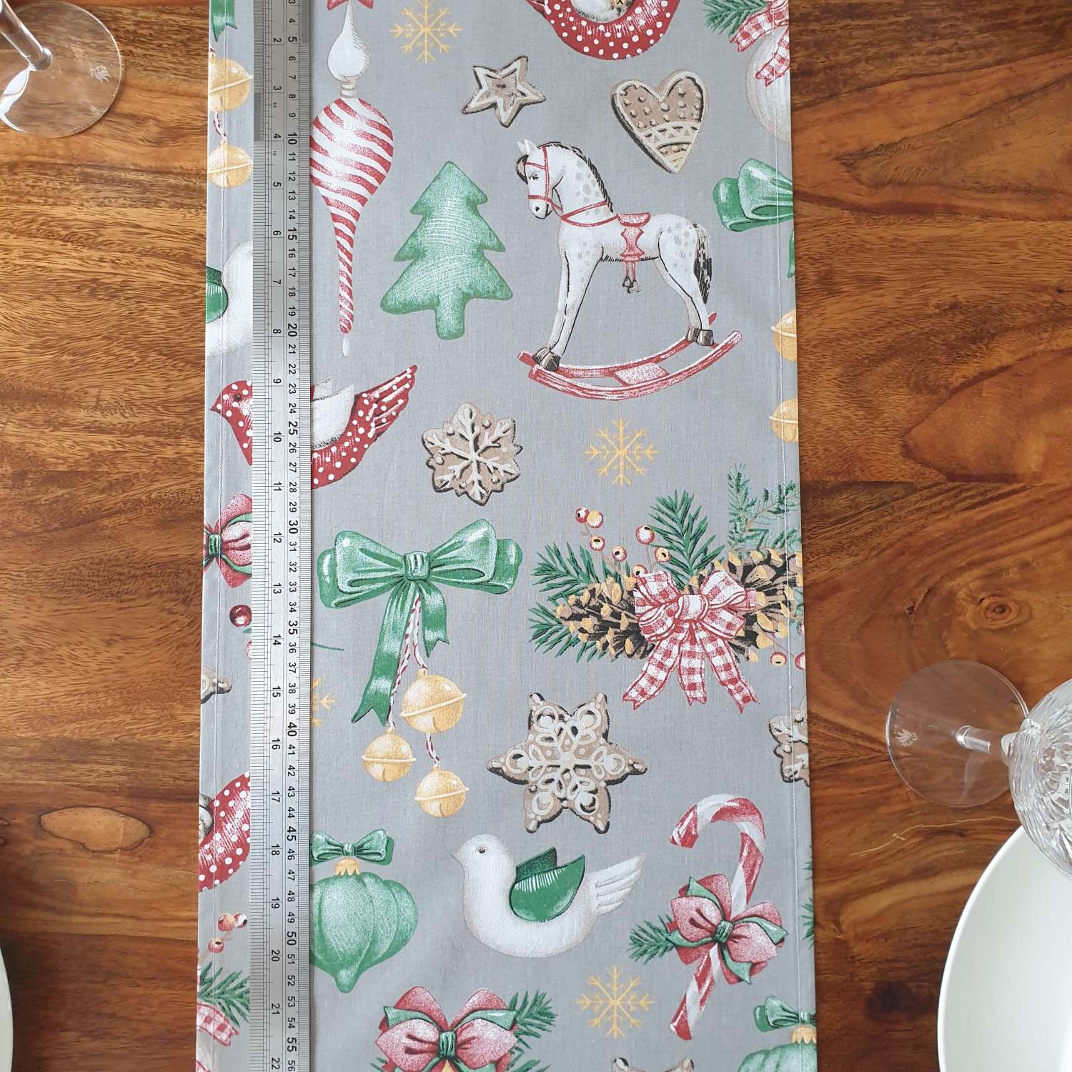 Christmas Table Runner, Traditional Table Runner, Christmas Table Decoration, Christmas Tree Baubles, Retro Christmas Decor, Christmas Table Decor, Festive Table Runner Christmas Table Runner, Traditional Table Runner, Christmas Table Decoration, Christmas Tree Baubles, Retro Christmas Decor, Christmas Table Decor, Festive Table Runner