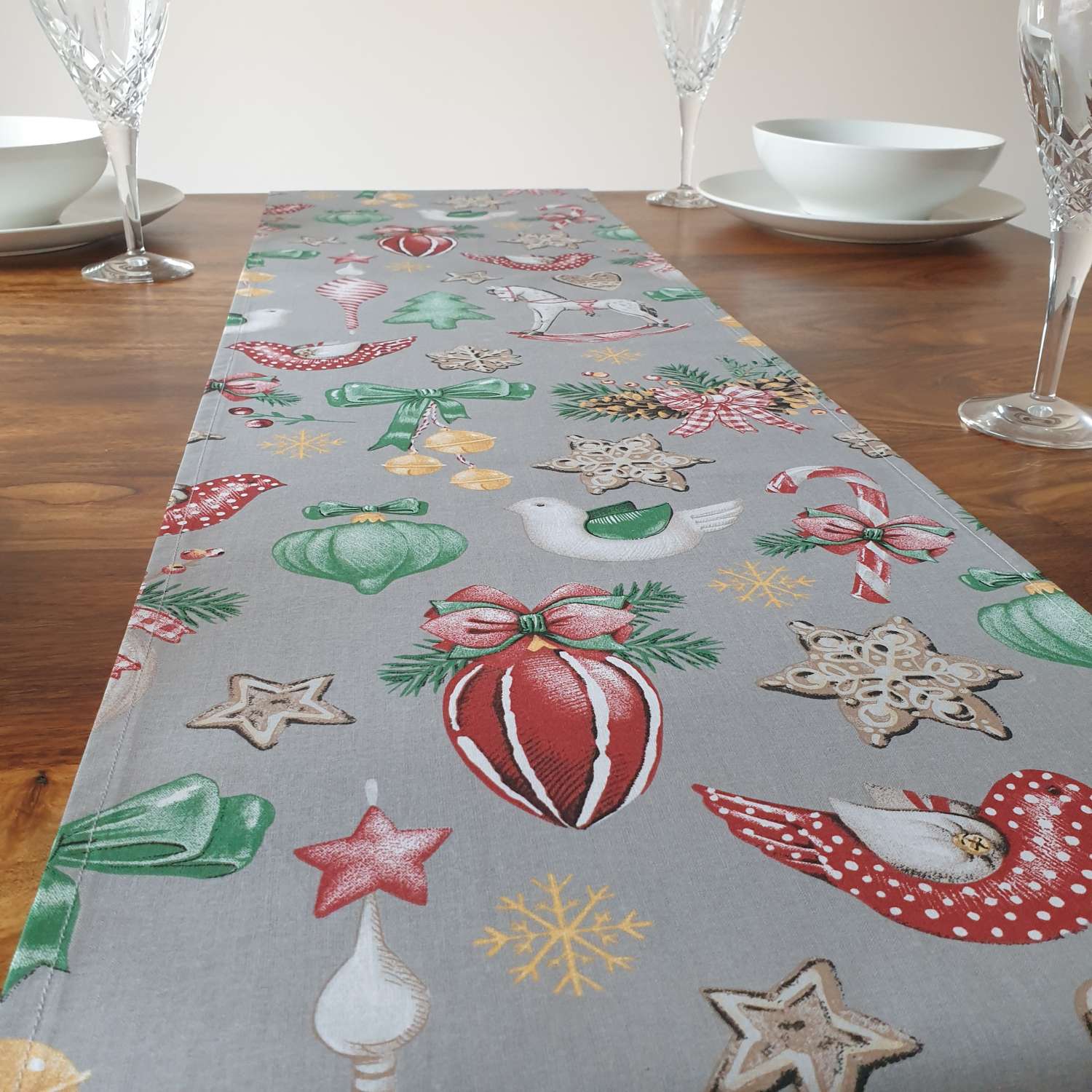 Christmas Table Runner, Traditional Table Runner, Christmas Table Decoration, Christmas Tree Baubles, Retro Christmas Decor, Christmas Table Decor, Festive Table Runner Christmas Table Runner, Traditional Table Runner, Christmas Table Decoration, Christmas Tree Baubles, Retro Christmas Decor, Christmas Table Decor, Festive Table Runner