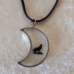 Gloriously spooky howling wolf pendant. Free UK P&P