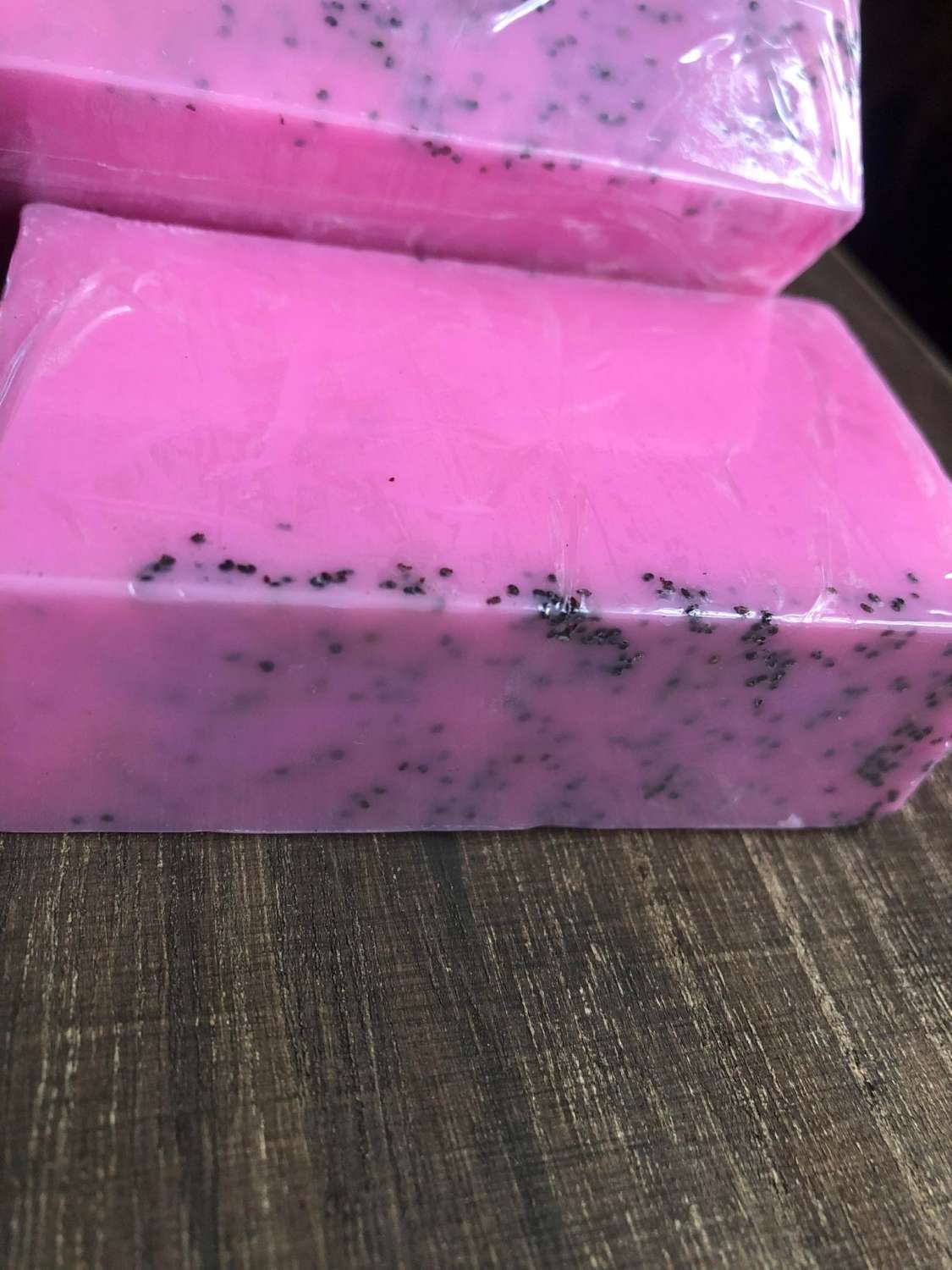 Strawberry and poppy seed soap - Vegan and moisturising Strawberry and poppy seed soap - Vegan and moisturising