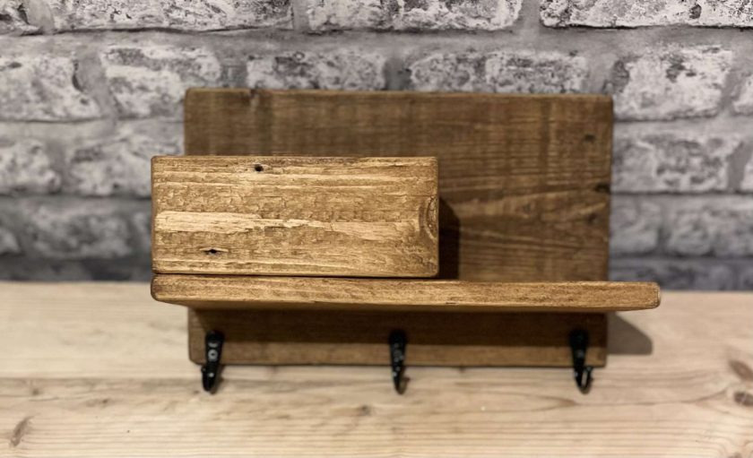 Small shelf with 3 hooks MadeMe