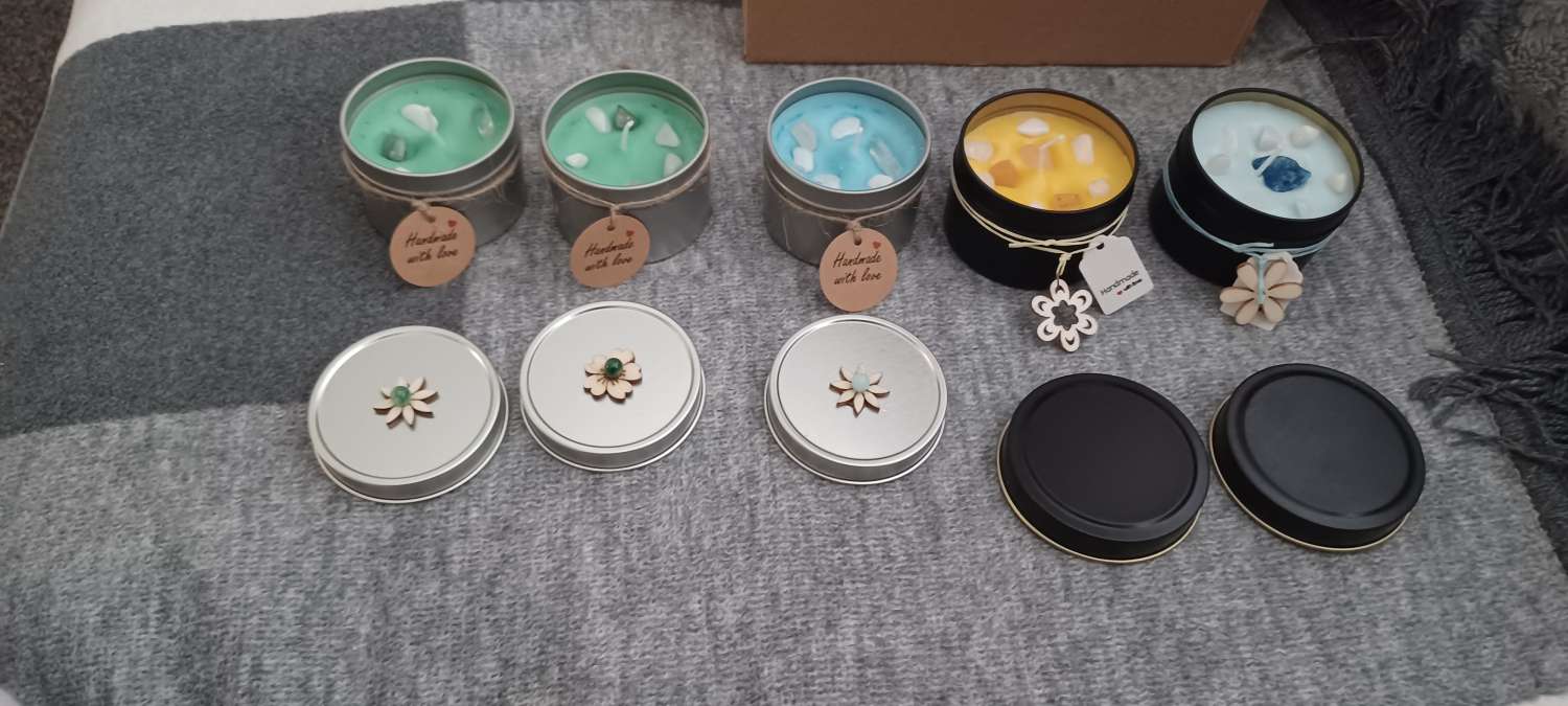20230910_184941 Tin Raspberry scented Candles with Crystals 1