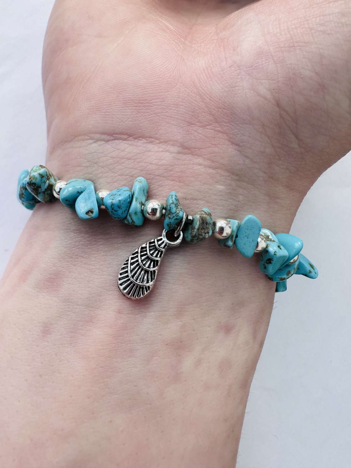 Turquoise Crystal chip bracelet with silver shell charm Turquoise Crystal chip bracelet with silver shell charm