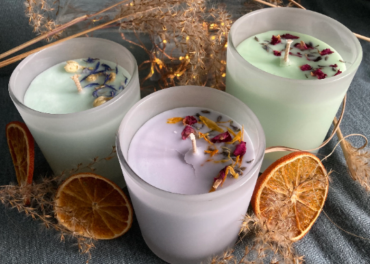 Luxury scented soy candle decorated with flowers - premium handmade vegan gift Luxury scented soy candle decorated with flowers - premium handmade vegan gift