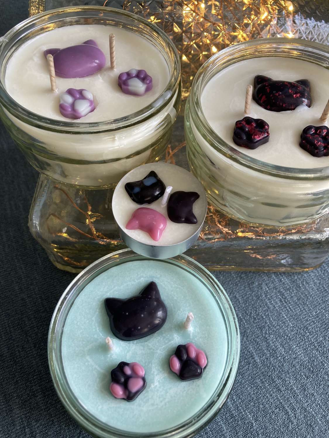 Purple cat lover candle - scented soy wax candle decorated with cats and paw prints Purple cat lover candle - scented soy wax candle decorated with cats and paw prints