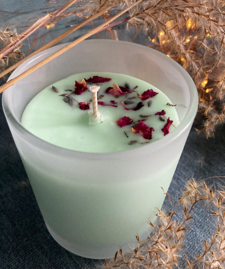 Luxury scented soy candle decorated with flowers - premium handmade vegan gift Luxury scented soy candle decorated with flowers - premium handmade vegan gift