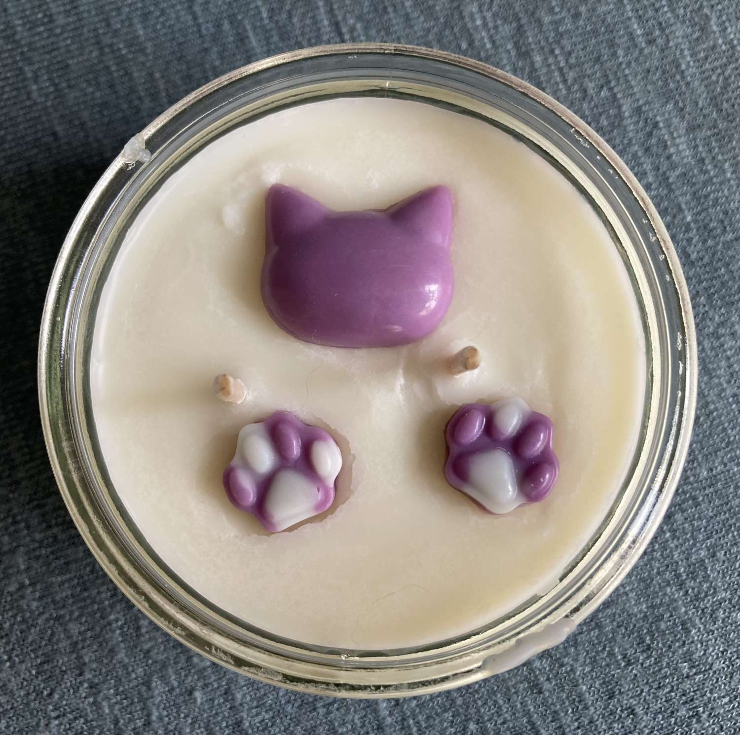 Purple cat lover candle - scented soy wax candle decorated with cats and paw prints Purple cat lover candle - scented soy wax candle decorated with cats and paw prints