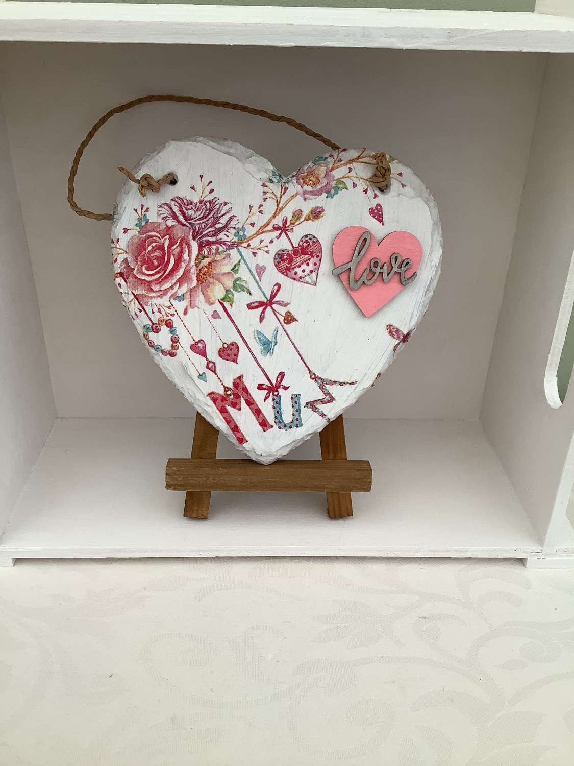 F100D2FD-939A-4503-B55A-68AA08E89C09 DECOUPAGED SLATE HEART WITH BEAUTIFUL MUM NAPKIN AND HEART 1
