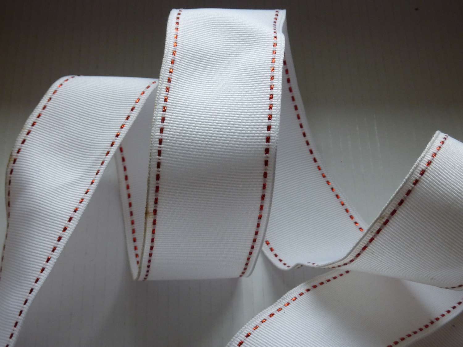 Golden Wire Edged Ribbon 38mm x 1 Metre Xmas Crafts, Wreath, Wrapping, Cakes FREE SHIPPING Golden Wire Edged Ribbon 38mm x 1 Metre Xmas Crafts, Wreath, Wrapping, Cakes FREE SHIPPING