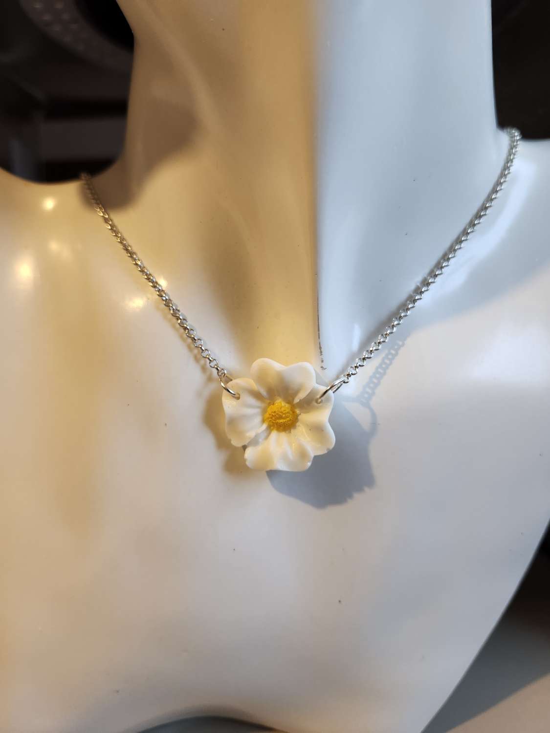 Capricious Things Coquette Jewellery White Daisy Pendant Silver plate Necklace Free Shipping Capricious Things Coquette Jewellery White Daisy Pendant Silver plate Necklace Free Shipping