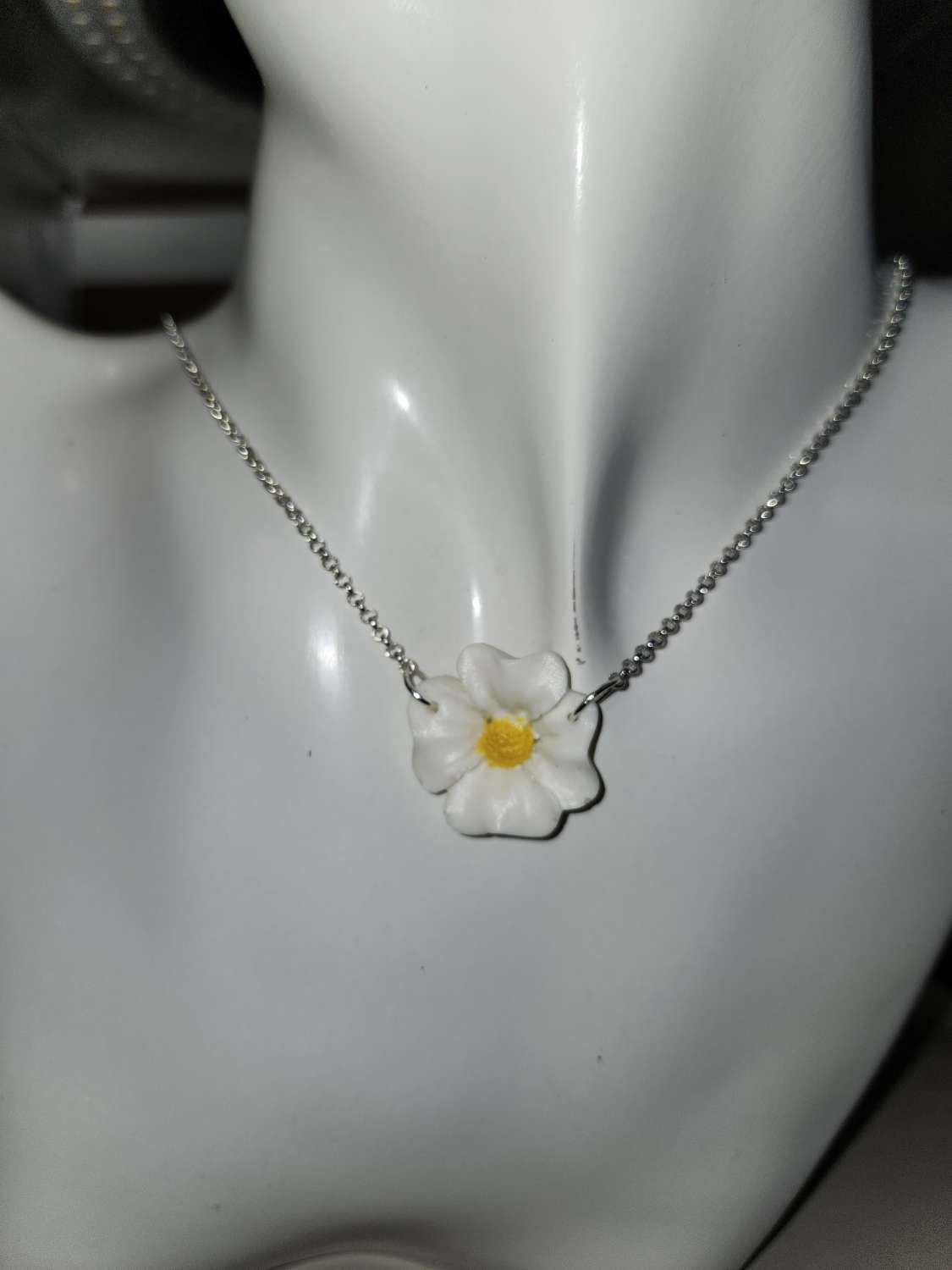 Capricious Things Coquette Jewellery White Daisy Pendant Silver plate Necklace Free Shipping Capricious Things Coquette Jewellery White Daisy Pendant Silver plate Necklace Free Shipping
