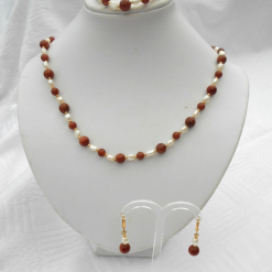 Goldstone and pearl set