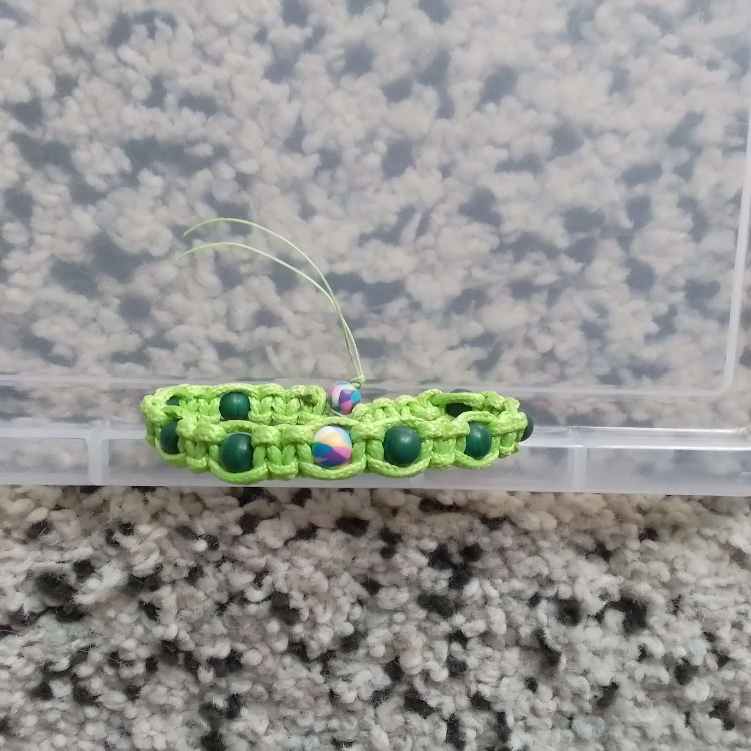 17156132301024916120850916190262 Green Paracord bracelet with green beads 1