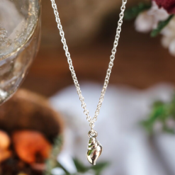 A Beautiful Sterling Silver Seashell Pendant Necklace 2
