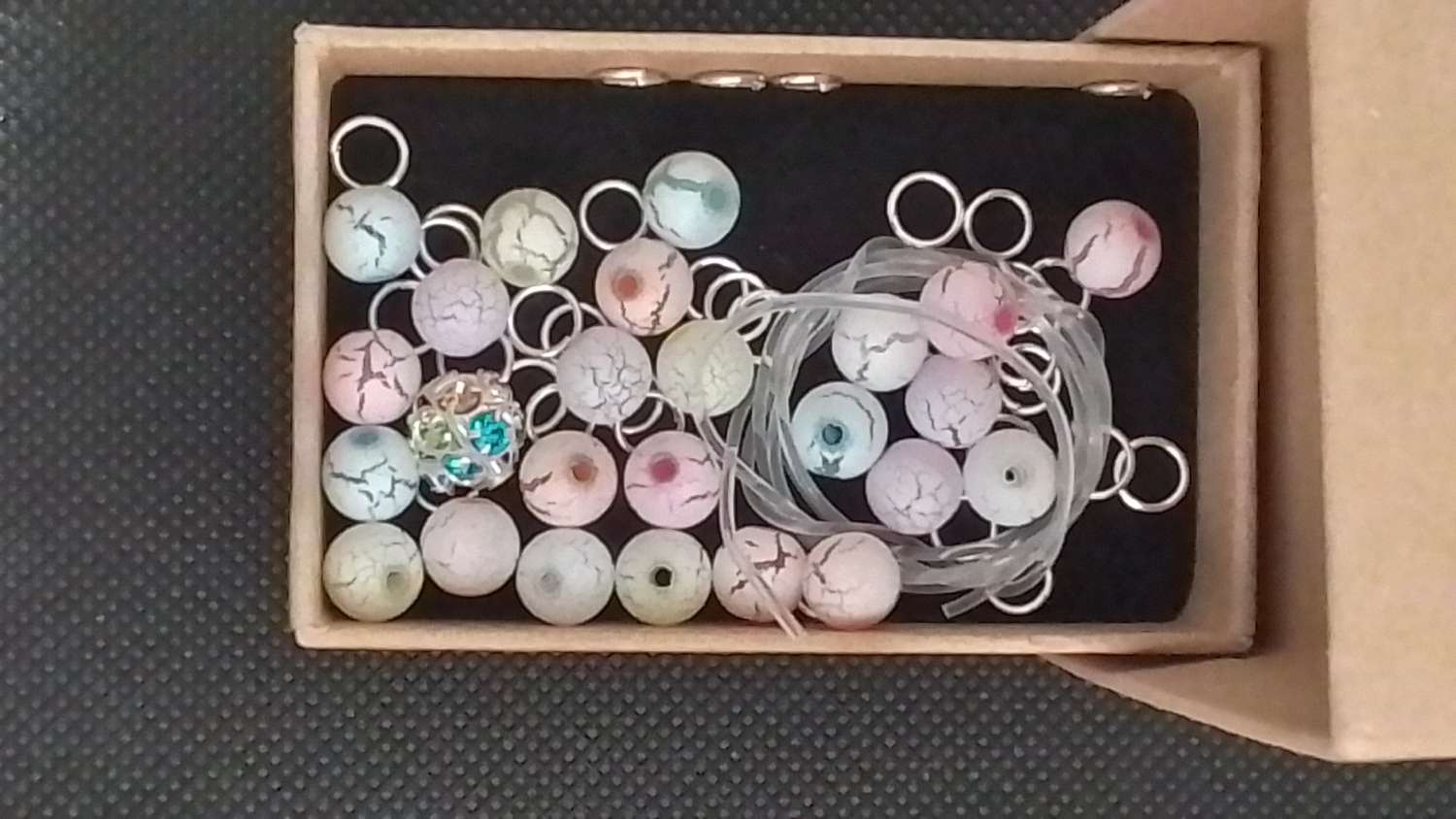 Jewellery kit number 10 crackle beads Jewellery kit number 10 crackle beads
