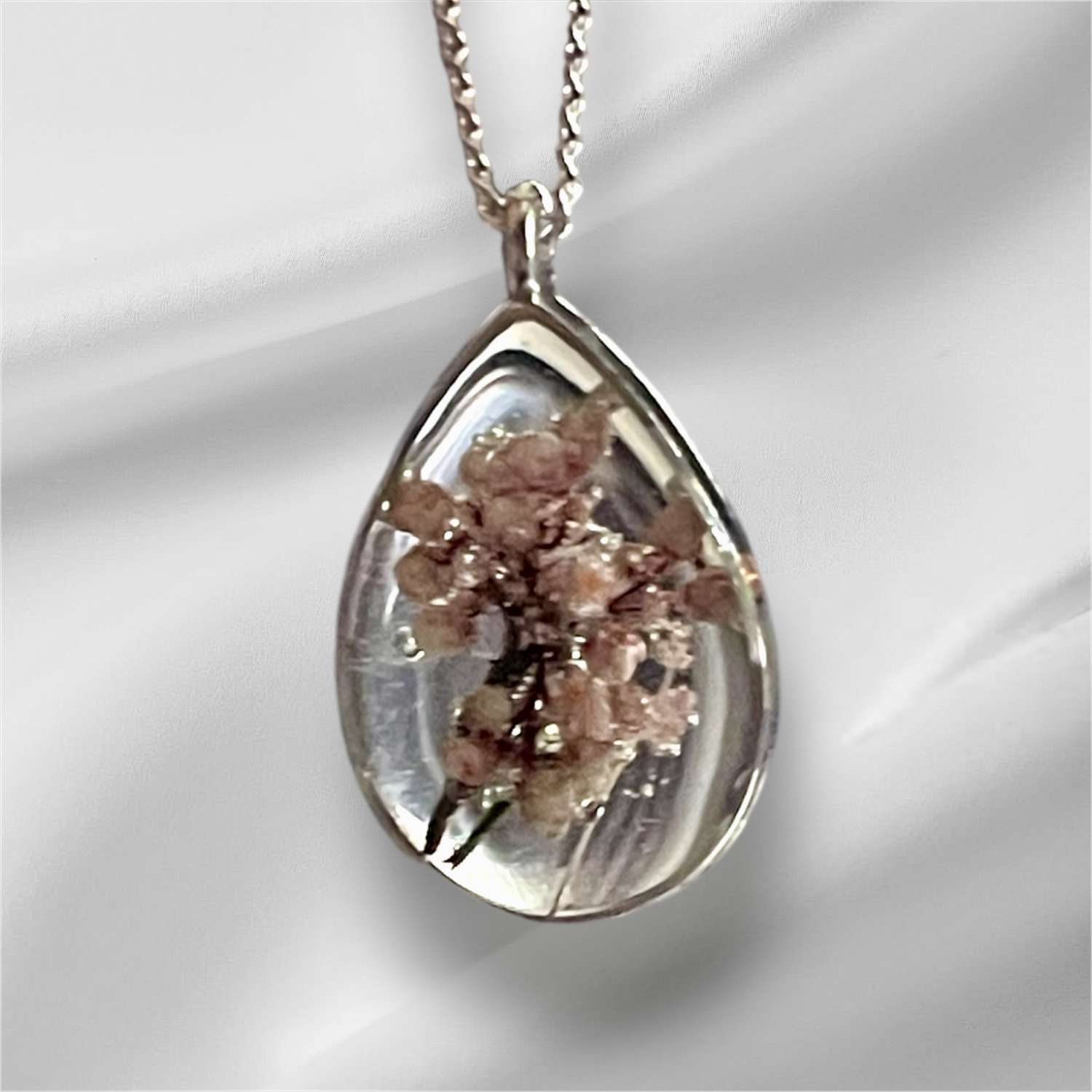 Oval Resin real dried flower Pendant on a 20" Silver Chain Oval Resin real dried flower Pendant on a 20" Silver Chain