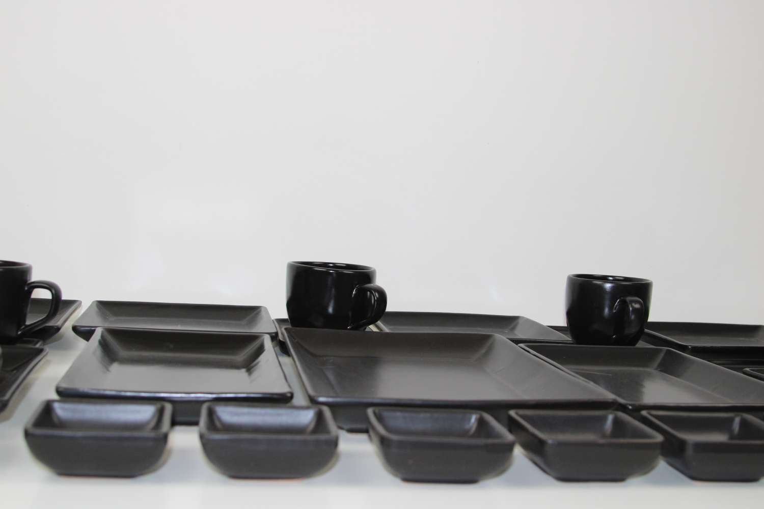 Handmade Stoneware Brunch Set – 27 Pieces – NOIR Collection Handmade Stoneware Brunch Set – 27 Pieces – NOIR Collection