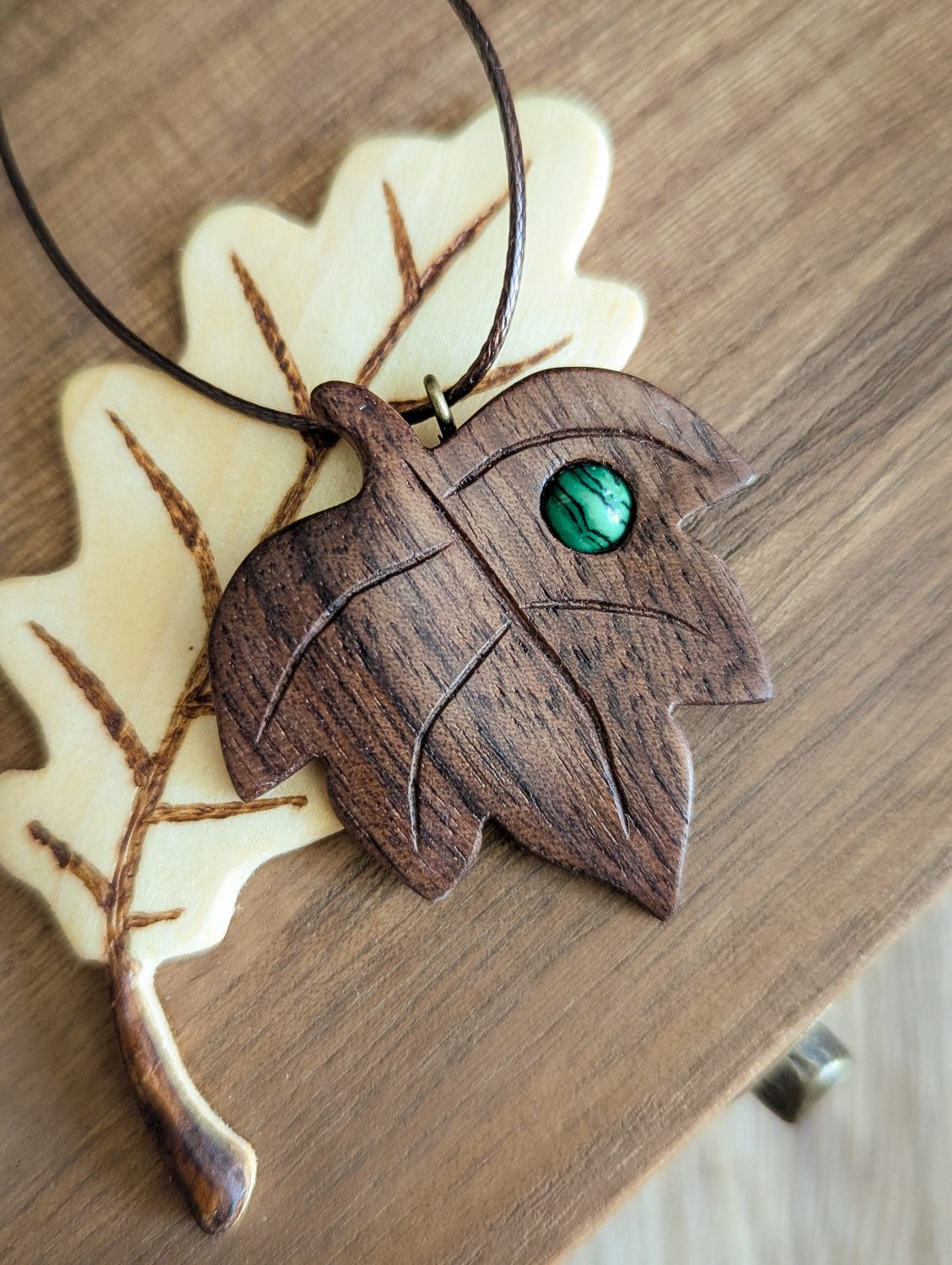 Leaf with malachite Leaf with malachite