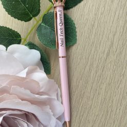 Nail tech Queen Pen