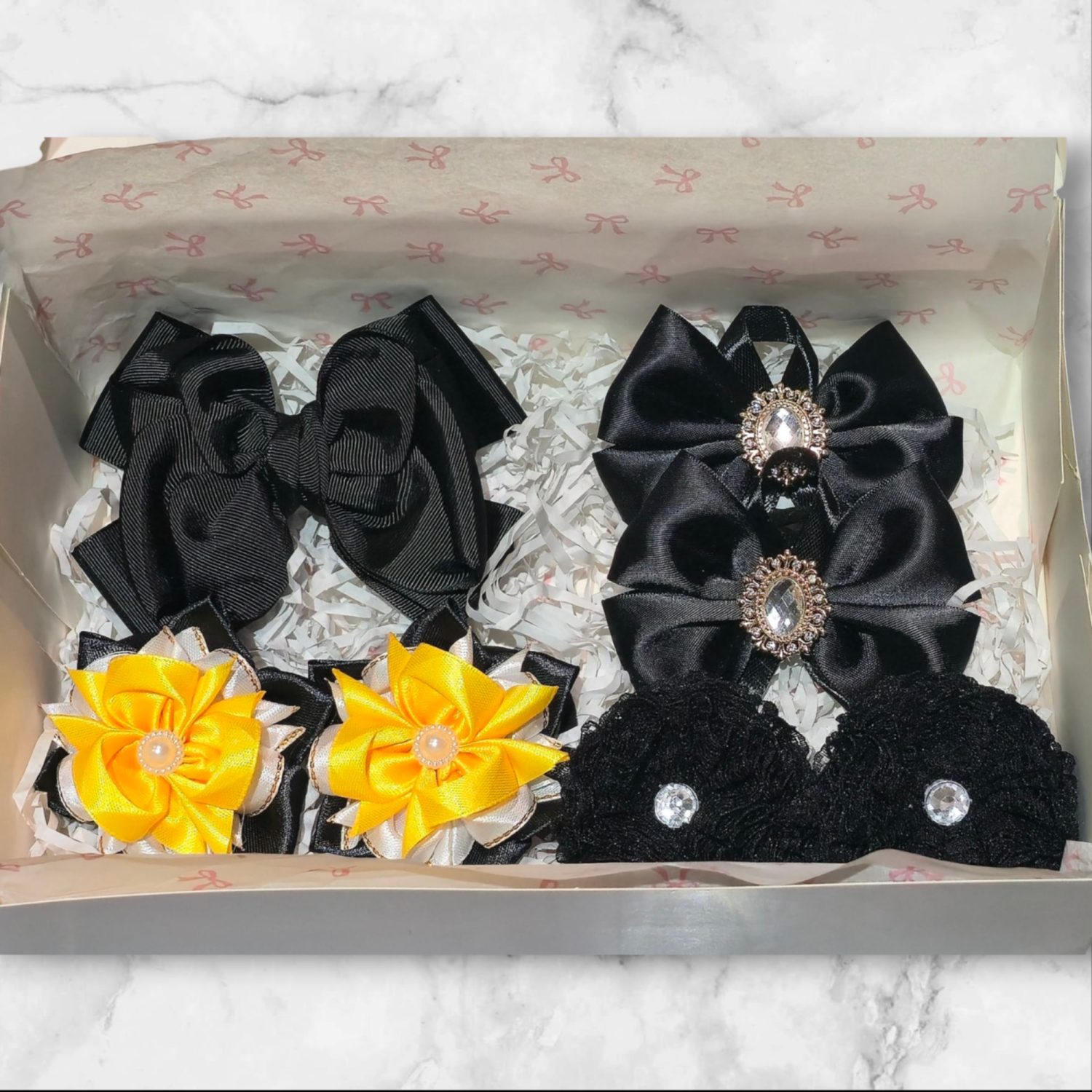 Gift box with hair clip and hairbows collection in black / yellow colors ( 7 in 1) Gift box with hair clip and hairbows collection in black / yellow colors ( 7 in 1)