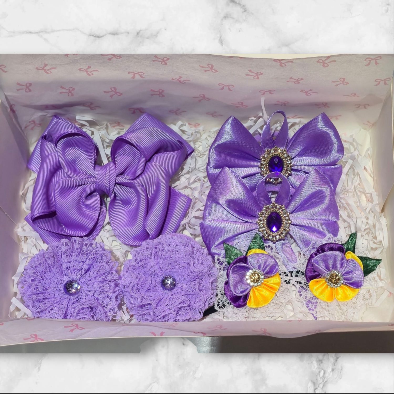 Gift box with hair clips and hairbows collection in light purple color (7 in 1) Gift box with hair clips and hairbows collection in light purple color (7 in 1)