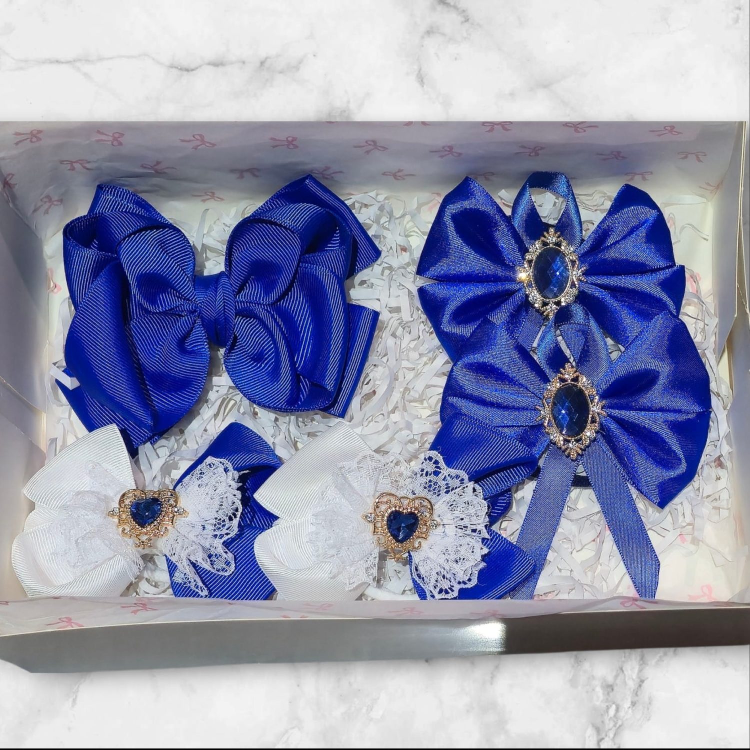 Gift box with hair clip and hair bows pretty in royal blue (5 in 1) Gift box with hair clip and hair bows pretty in royal blue (5 in 1)