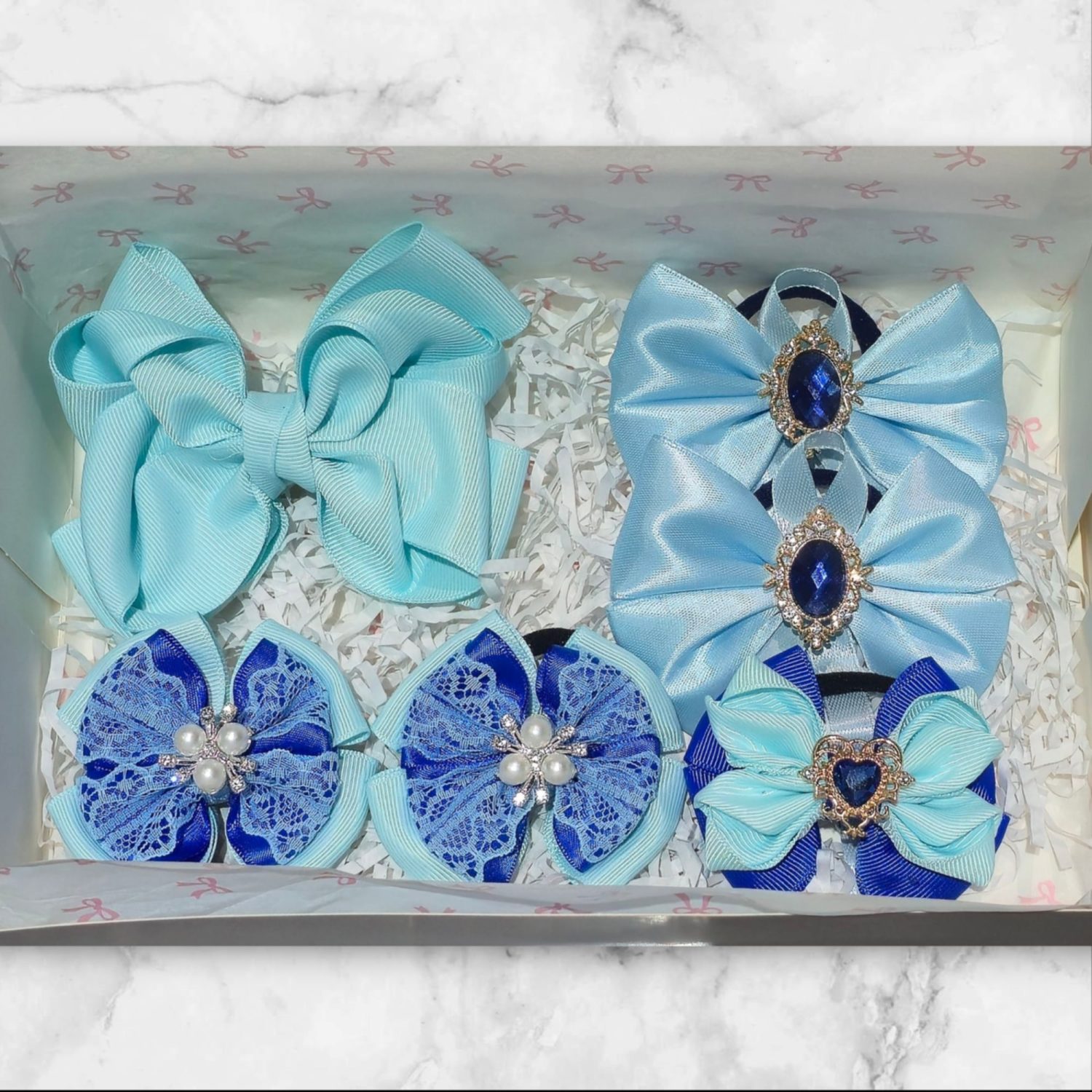 Gift box with hair clip and hairbows collection in lighy blue color (6 in 1) Gift box with hair clip and hairbows collection in lighy blue color (6 in 1)
