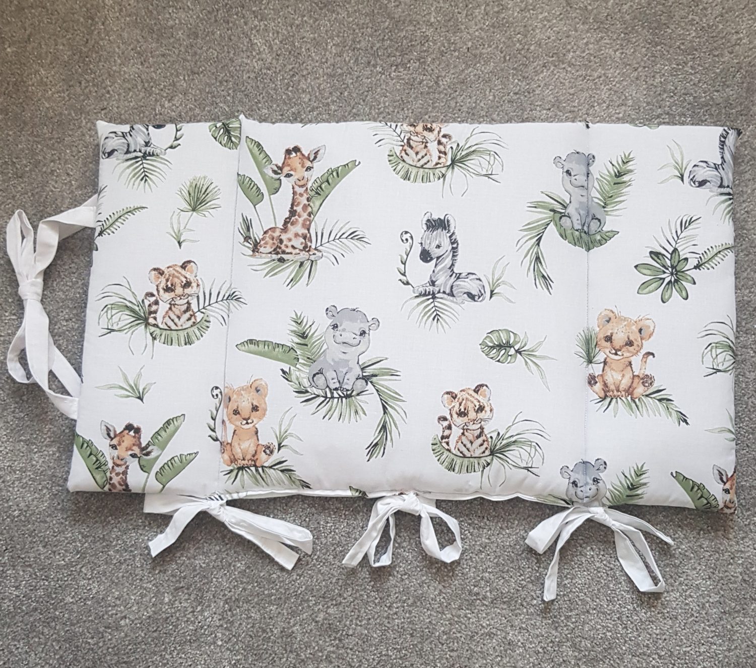 Cot/cotbed end cushion bumper Cot/cotbed end cushion bumper