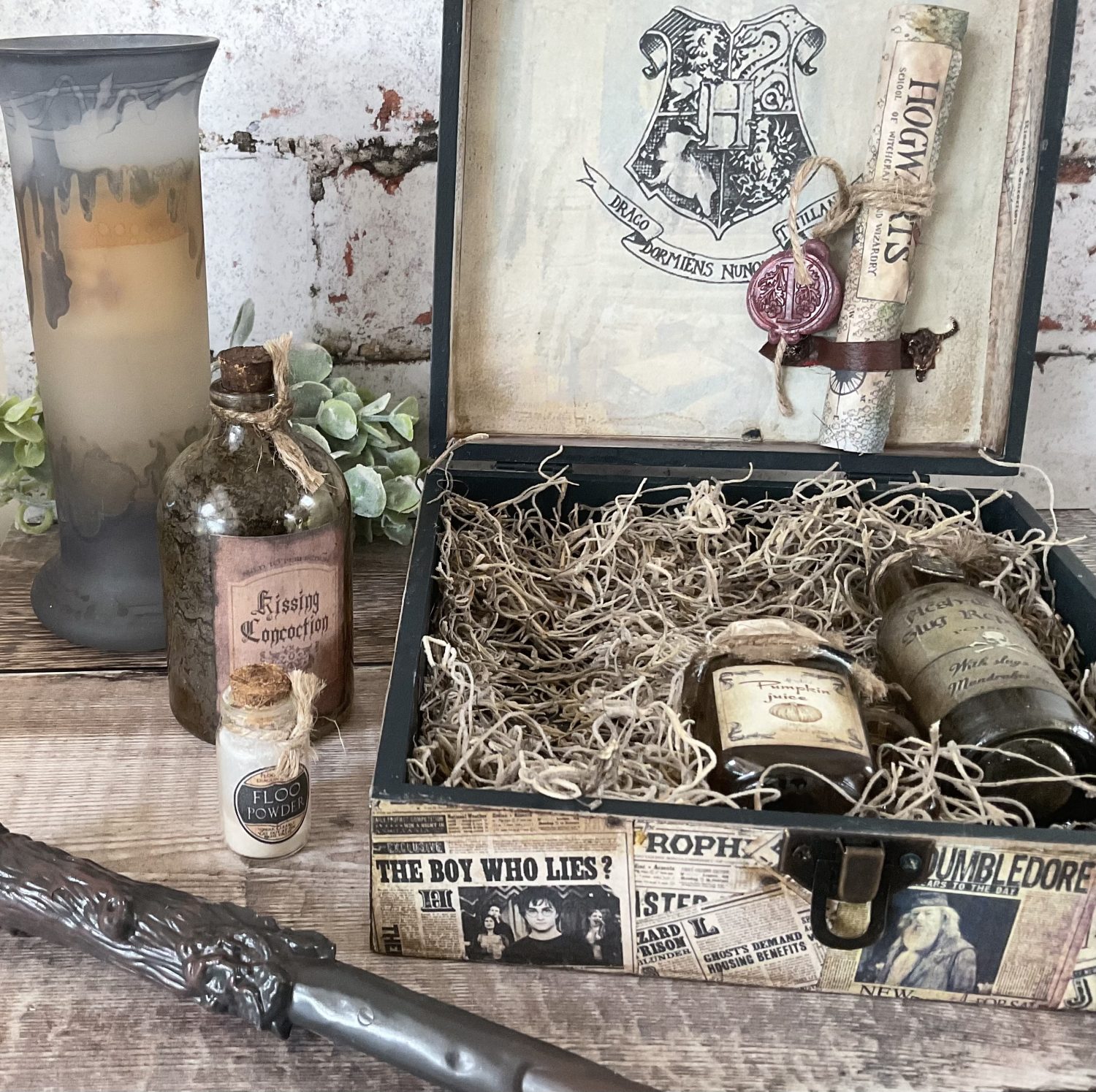 Collectable Harry Potter Memorabilia, Apothecary Box with Potion Bottles Collectable Harry Potter Memorabilia, Apothecary Box with Potion Bottles