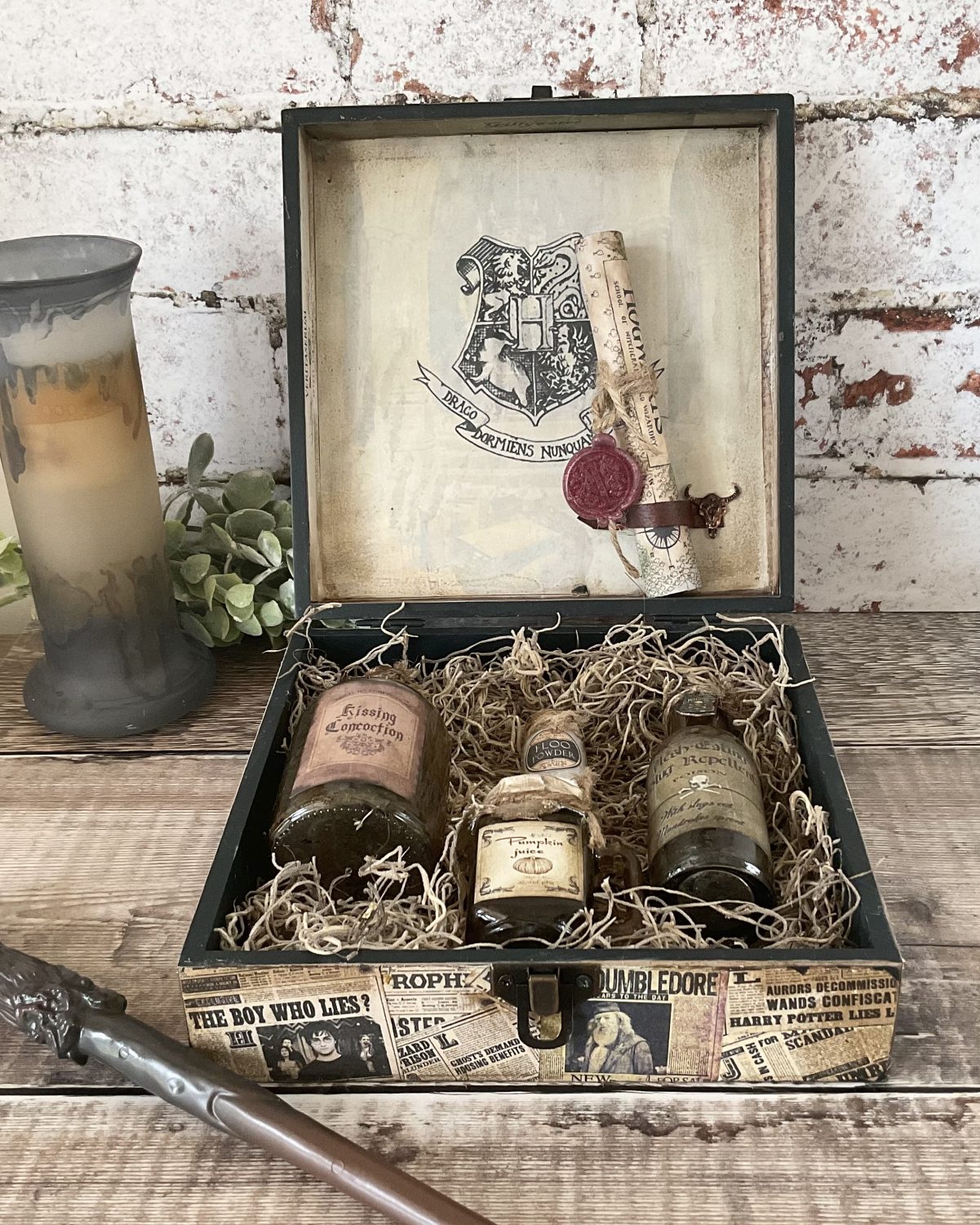 Collectable Harry Potter Memorabilia, Apothecary Box with Potion Bottles Collectable Harry Potter Memorabilia, Apothecary Box with Potion Bottles