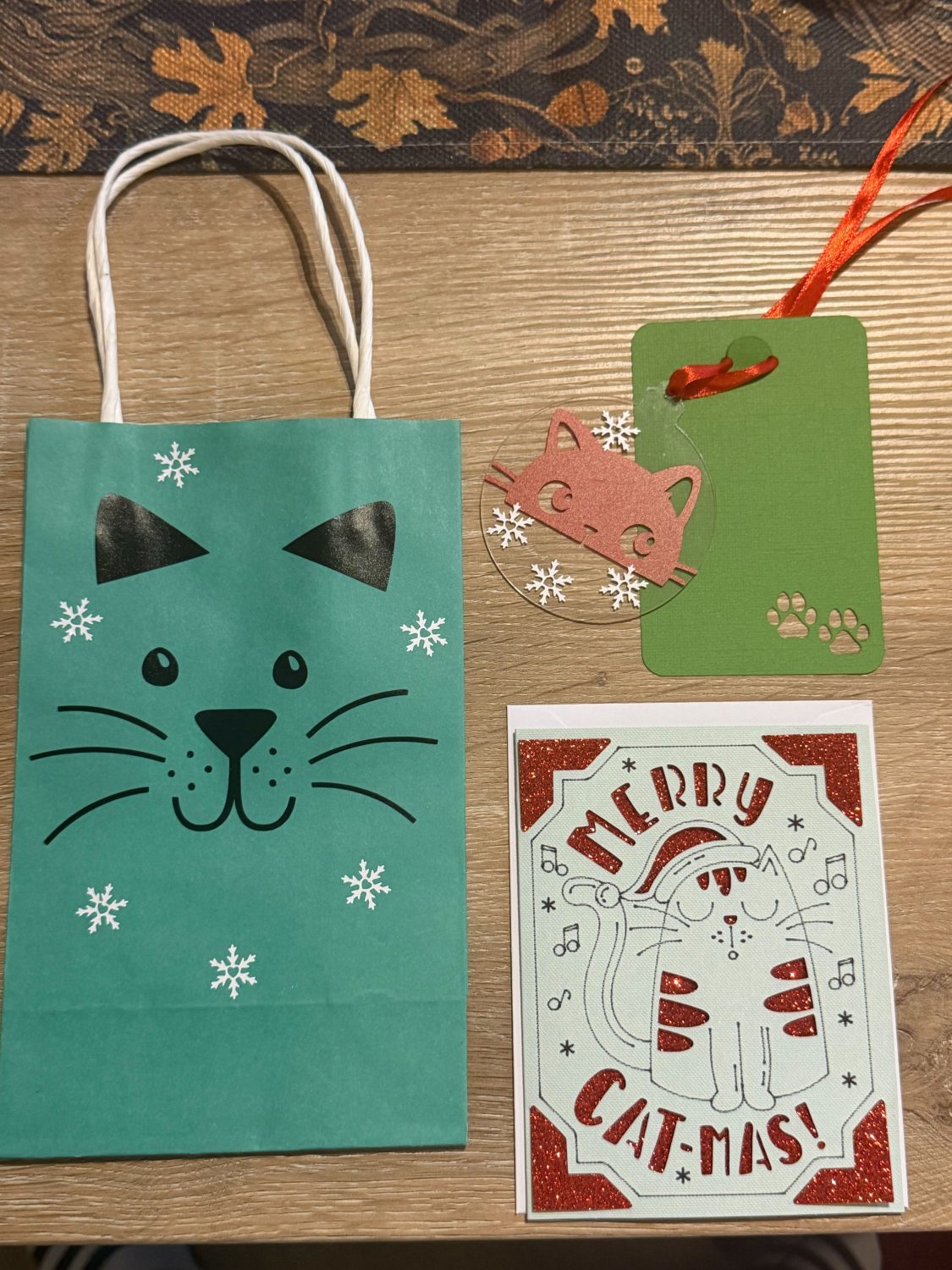 A Merry Cat-mas Gift Set – Cat-Themed Christmas Card, Gift Bag & Decoration A Merry Cat-mas Gift Set – Cat-Themed Christmas Card, Gift Bag & Decoration