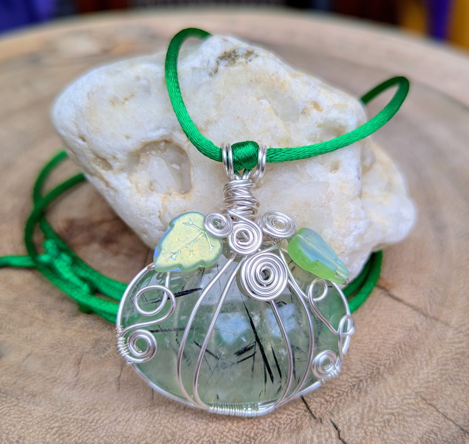 Wirework Pumpkin pendant - Prehnite Wirework Pumpkin pendant - Prehnite