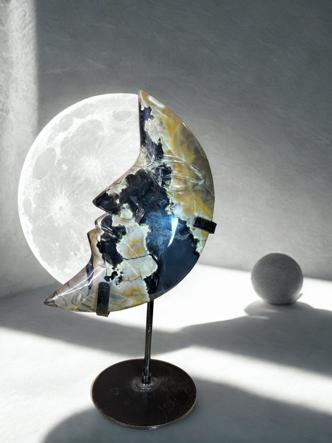 Volcano agate moon (uv reactive) Volcano agate moon (uv reactive)