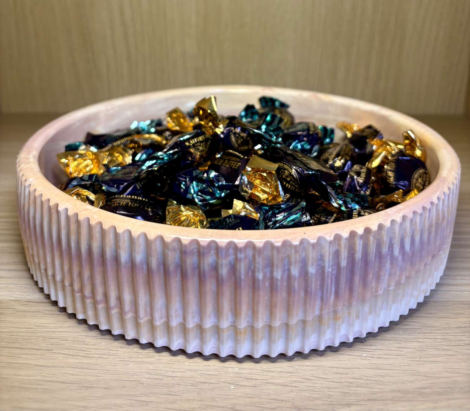 Pink Stone-effect resin bowl Pink Stone-effect resin bowl