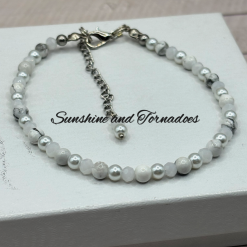 Howlite Gemstone Bracelet, White Beaded Bracelet, Minimalist Pearl Bracelet, Calming Crystal Jewellery, Handmade Bracelet, Gift for Her.