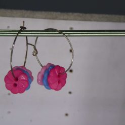 silver-plated hoop earrings with multiple acrylic flowers. 28 mm
