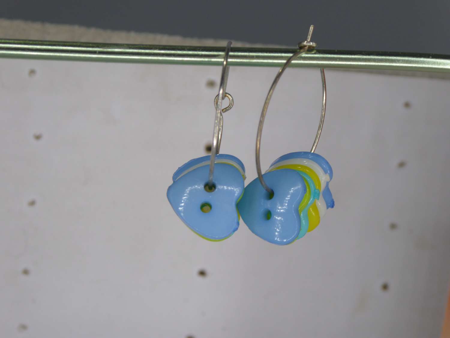 silver-plated hoop earrings with multiple acrylic hearts. 28 mm silver-plated hoop earrings with multiple acrylic hearts. 28 mm