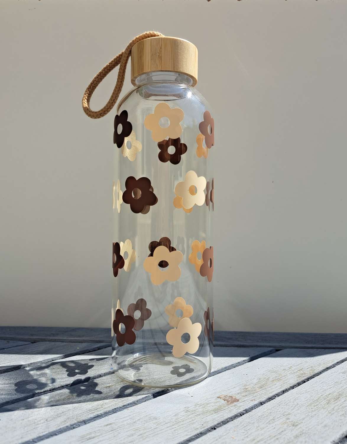 Daisy Brown/Beige Glass Water Bottle with Bamboo lid 600ml - non spill Daisy Brown/Beige Glass Water Bottle with Bamboo lid 600ml - non spill