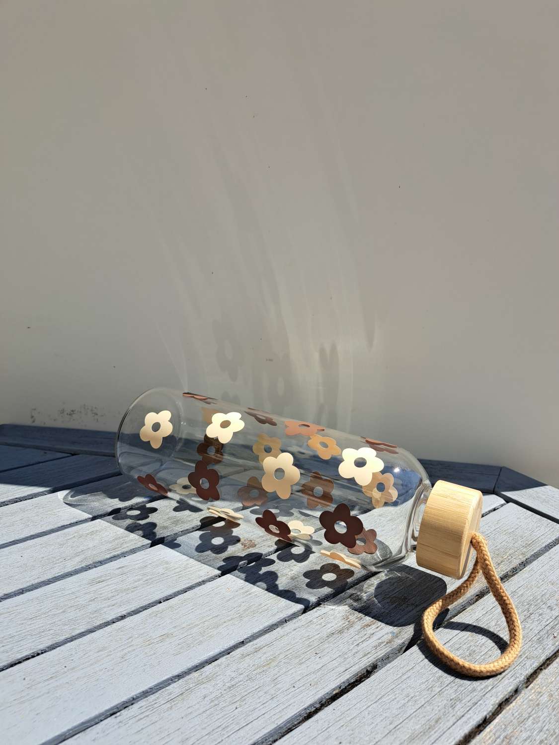 Daisy Brown/Beige Glass Water Bottle with Bamboo lid 600ml - non spill Daisy Brown/Beige Glass Water Bottle with Bamboo lid 600ml - non spill