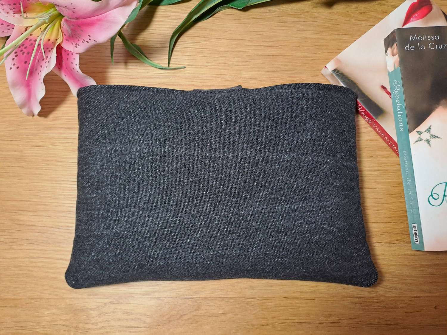 Book sleeve - BOOKISH- Yellow on black denim Book sleeve - BOOKISH- Yellow on black denim