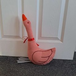 GWEN GOOSE DOORSTOP - Filled complete Door Stop - Peach sweatshirt