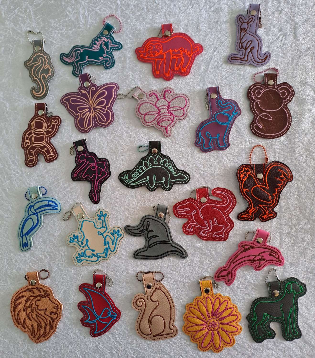 CONTINUOUS LINE ANIMALS & KIDS DESIGNS - BAG TAGS KEYRINGS over 180 designs CONTINUOUS LINE ANIMALS & KIDS DESIGNS - BAG TAGS KEYRINGS over 180 designs
