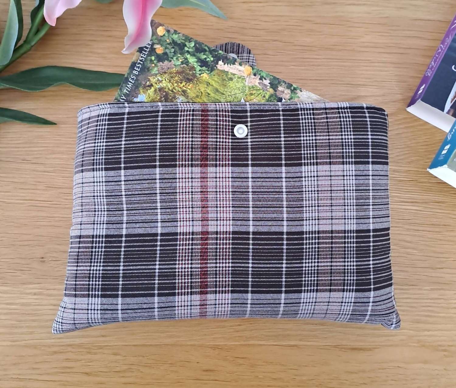 Book sleeve - SUITS ME.. Brown check Book sleeve - SUITS ME.. Brown check